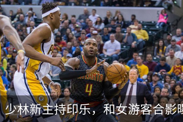 少林新主持印乐，和女游客合影曝光，面相慈爱，和释永信完全不同